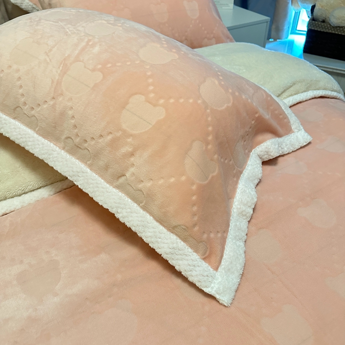 91家纺网 家纺一手货源 找家纺 法澳 2023新款220克雕花绒纯色牛奶绒四件套 甘比熊-浅粉玉