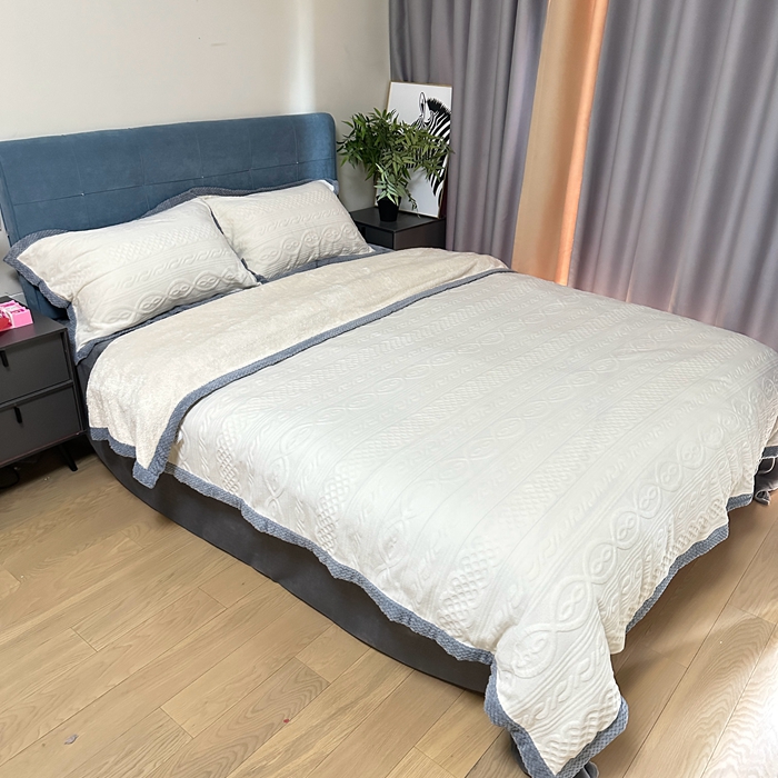 91家纺网 家纺一手货源 找家纺 法澳 2023新款220克雕花绒纯色牛奶绒四件套 爱莎-米白