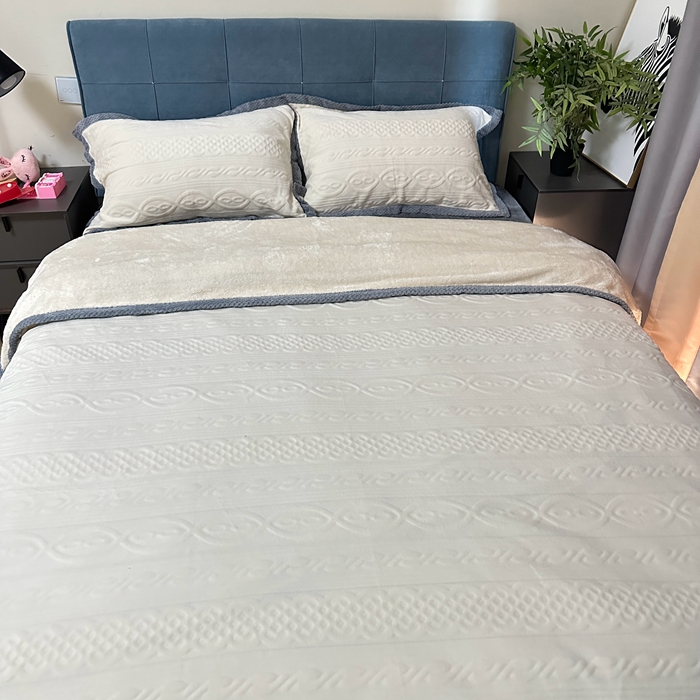 91家纺网 家纺一手货源 找家纺 法澳 2023新款220克雕花绒纯色牛奶绒四件套 爱莎-米白