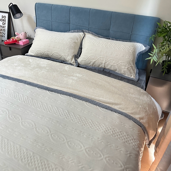 91家纺网 家纺一手货源 找家纺 法澳 2023新款220克雕花绒纯色牛奶绒四件套 爱莎-米白