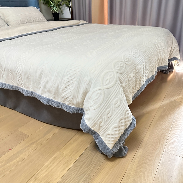 91家纺网 家纺一手货源 找家纺 法澳 2023新款220克雕花绒纯色牛奶绒四件套 爱莎-米白