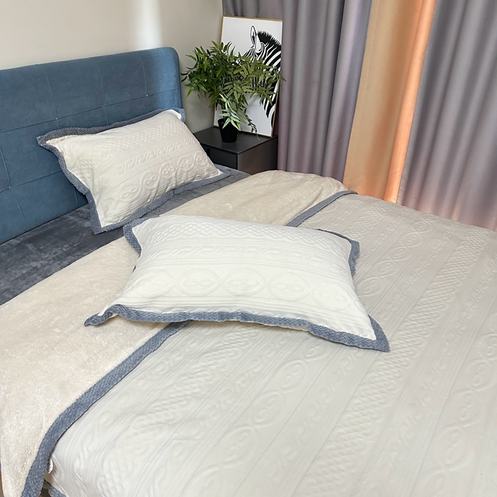 91家纺网 家纺一手货源 找家纺 法澳 2023新款220克雕花绒纯色牛奶绒四件套 爱莎-米白