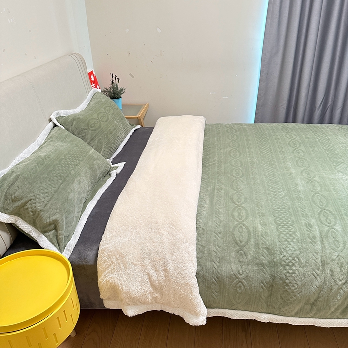 91家纺网 家纺一手货源 找家纺 法澳 2023新款220克雕花绒纯色牛奶绒四件套 爱莎-牛油果绿