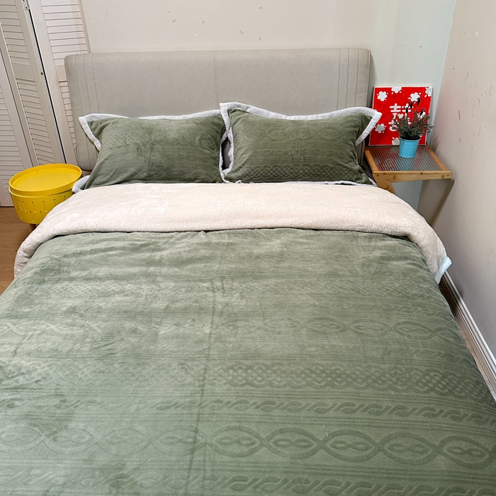 91家纺网 家纺一手货源 找家纺 法澳 2023新款220克雕花绒纯色牛奶绒四件套 爱莎-牛油果绿
