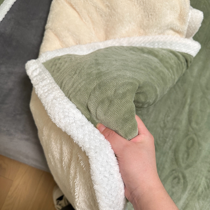 91家纺网 家纺一手货源 找家纺 法澳 2023新款220克雕花绒纯色牛奶绒四件套 爱莎-牛油果绿