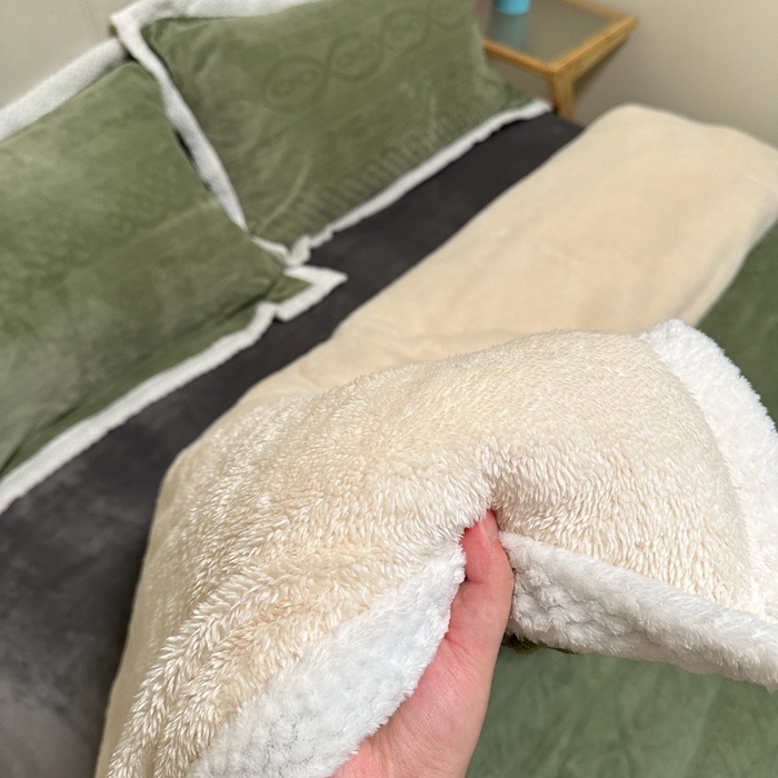 91家纺网 家纺一手货源 找家纺 法澳 2023新款220克雕花绒纯色牛奶绒四件套 爱莎-牛油果绿