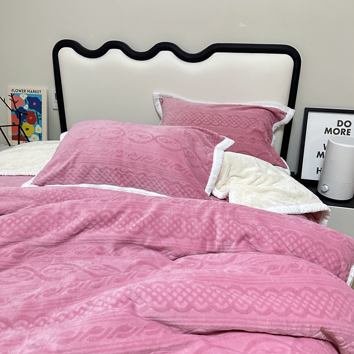 91家纺网 家纺一手货源 找家纺 法澳 2023新款220克雕花绒纯色牛奶绒四件套 爱莎-浅豆沙