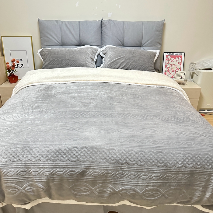 91家纺网 家纺一手货源 找家纺 法澳 2023新款220克雕花绒纯色牛奶绒四件套 爱莎-浅灰