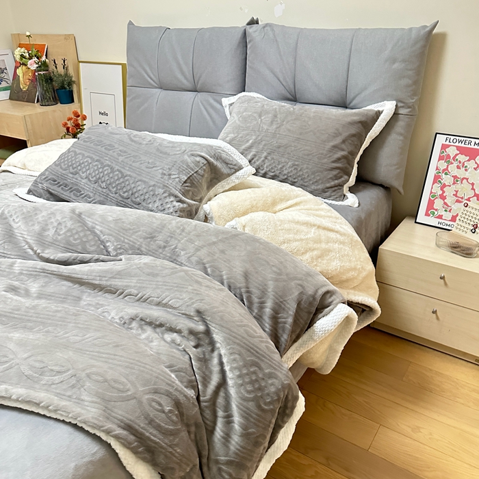 91家纺网 家纺一手货源 找家纺 法澳 2023新款220克雕花绒纯色牛奶绒四件套 爱莎-浅灰