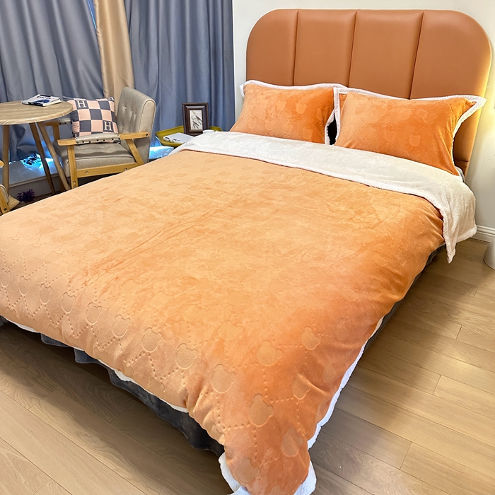 91家纺网 家纺一手货源 找家纺 法澳 2023新款220克雕花绒纯色牛奶绒四件套 甘比熊-橘色