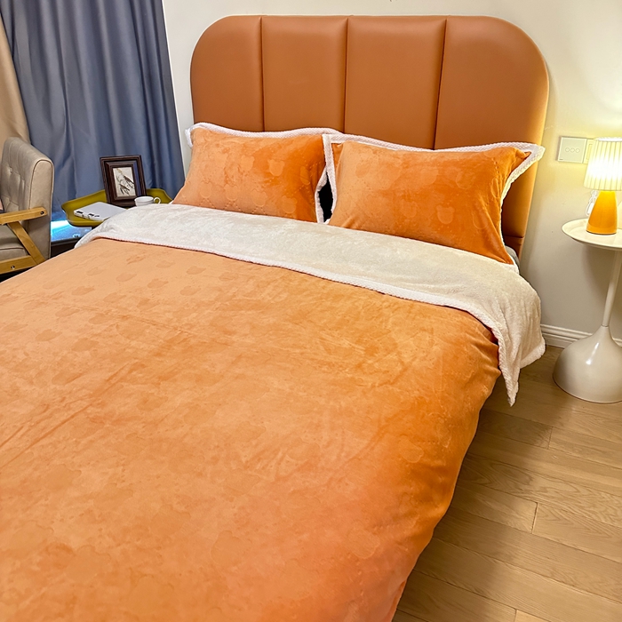 91家纺网 家纺一手货源 找家纺 法澳 2023新款220克雕花绒纯色牛奶绒四件套 甘比熊-橘色