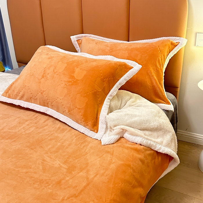 91家纺网 家纺一手货源 找家纺 法澳 2023新款220克雕花绒纯色牛奶绒四件套 甘比熊-橘色