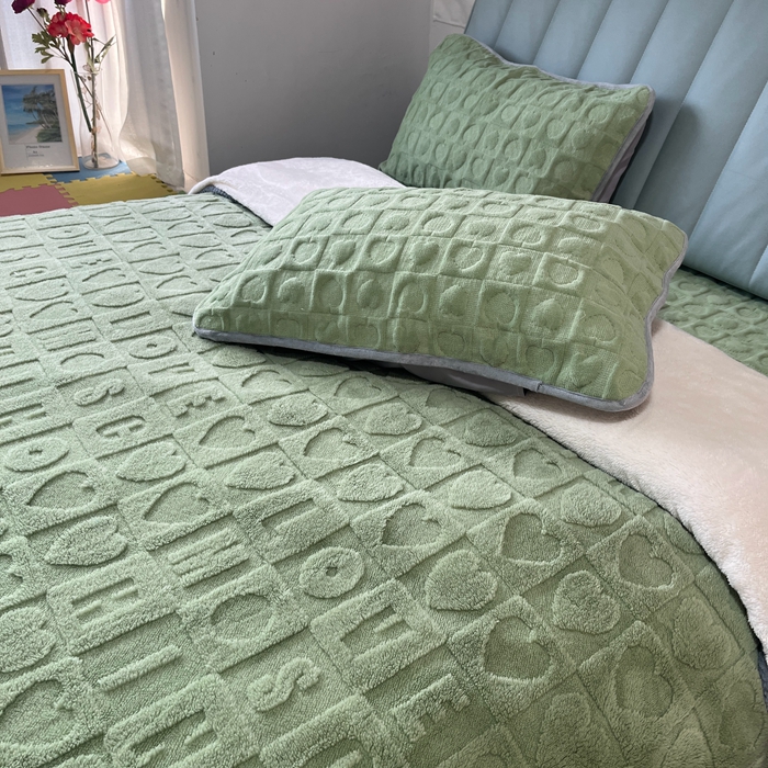 91家纺网 家纺一手货源 找家纺 法澳 2023新款230克塔芙绒被套+牛奶绒夹棉床笠款四件套 牛油果绿