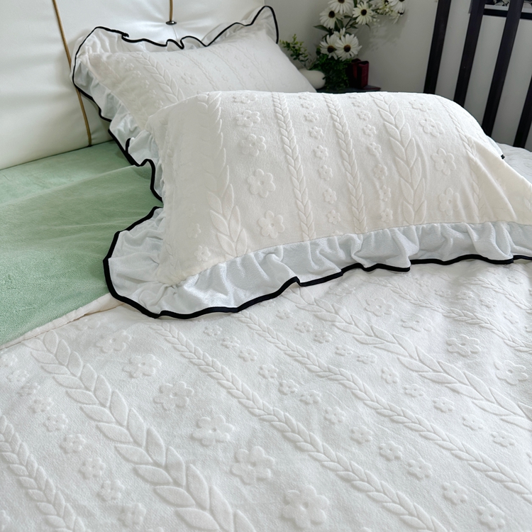 91家纺网 家纺一手货源 找家纺 （总）二八年华 2023新款纯色高克重加厚立体韩版牛奶绒雕花边四件套