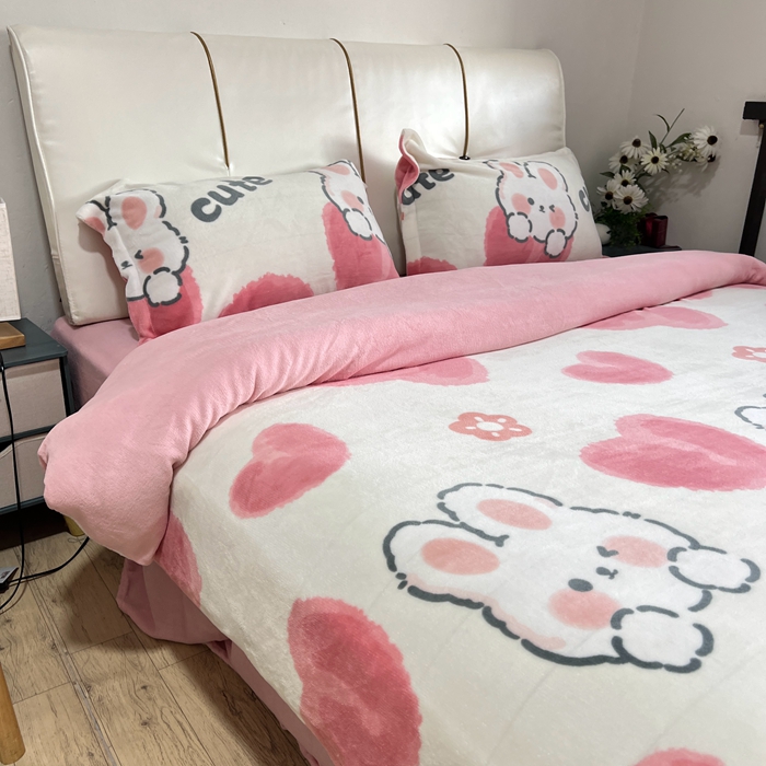 91家纺网 家纺一手货源 找家纺 逸尚阁 2024新款高克重牛奶绒印花四件套（包含买家秀） 恋心兔-粉