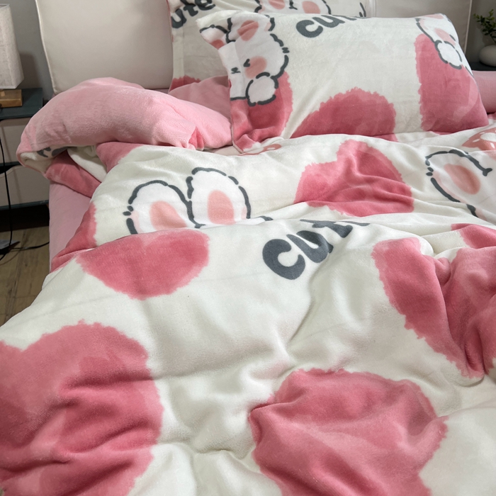 91家纺网 家纺一手货源 找家纺 逸尚阁 2024新款高克重牛奶绒印花四件套（包含买家秀） 恋心兔-粉