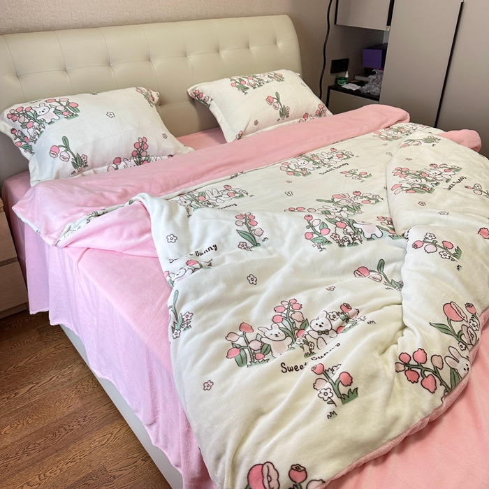 91家纺网 家纺一手货源 找家纺 逸尚阁 2024新款高克重牛奶绒印花四件套（包含买家秀） 花间兔