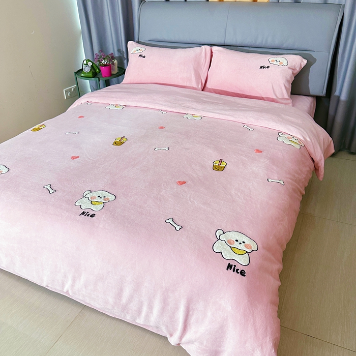 91家纺网 家纺一手货源 找家纺 米瑞娜 2024新款纯色毛巾绣牛奶绒四件套 皮皮狗-粉