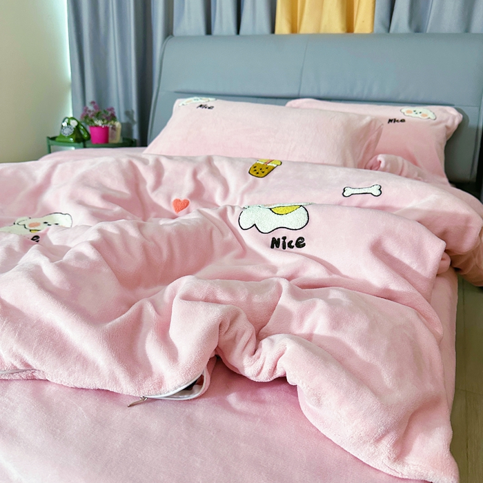 91家纺网 家纺一手货源 找家纺 米瑞娜 2024新款纯色毛巾绣牛奶绒四件套 皮皮狗-粉