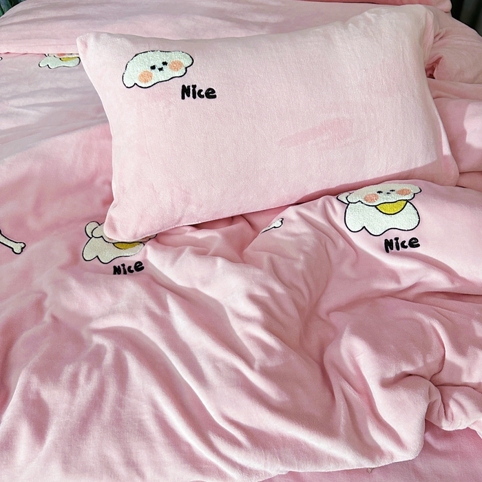 91家纺网 家纺一手货源 找家纺 米瑞娜 2024新款纯色毛巾绣牛奶绒四件套 皮皮狗-粉