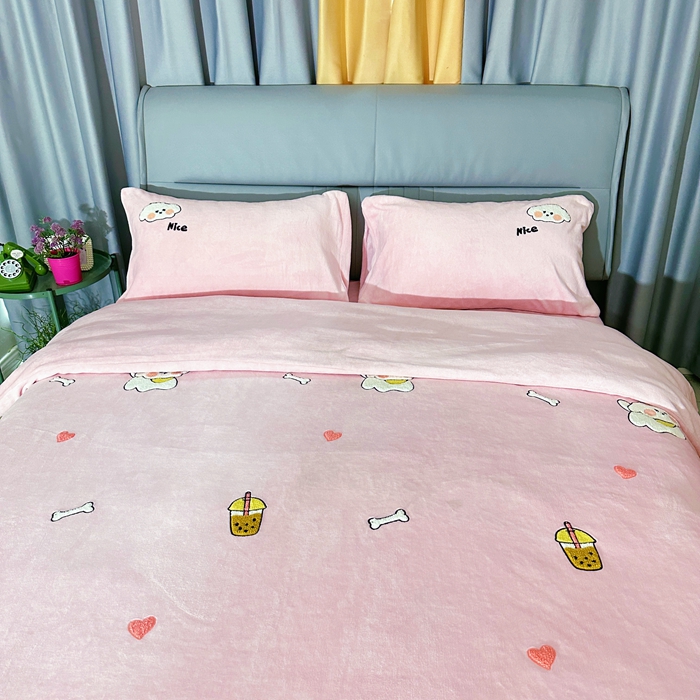 91家纺网 家纺一手货源 找家纺 米瑞娜 2024新款纯色毛巾绣牛奶绒四件套 皮皮狗-粉