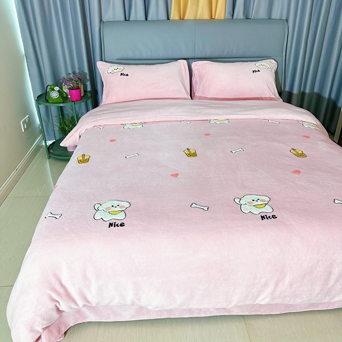 91家纺网 家纺一手货源 找家纺 米瑞娜 2024新款纯色毛巾绣牛奶绒四件套 皮皮狗-粉