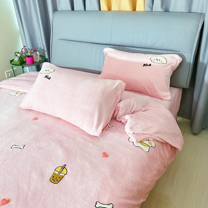 91家纺网 家纺一手货源 找家纺 米瑞娜 2024新款纯色毛巾绣牛奶绒四件套 皮皮狗-粉