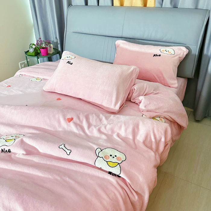 91家纺网 家纺一手货源 找家纺 米瑞娜 2024新款纯色毛巾绣牛奶绒四件套 皮皮狗-粉