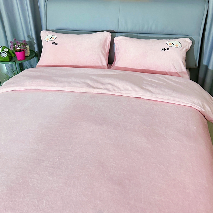 91家纺网 家纺一手货源 找家纺 米瑞娜 2024新款纯色毛巾绣牛奶绒四件套 皮皮狗-粉