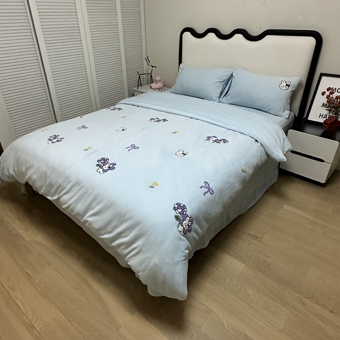 91家纺网 家纺一手货源 找家纺 米瑞娜 2024新款纯色毛巾绣牛奶绒四件套 安妮宝贝-蓝