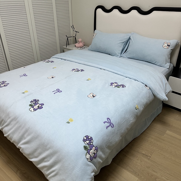 91家纺网 家纺一手货源 找家纺 米瑞娜 2024新款纯色毛巾绣牛奶绒四件套 安妮宝贝-蓝