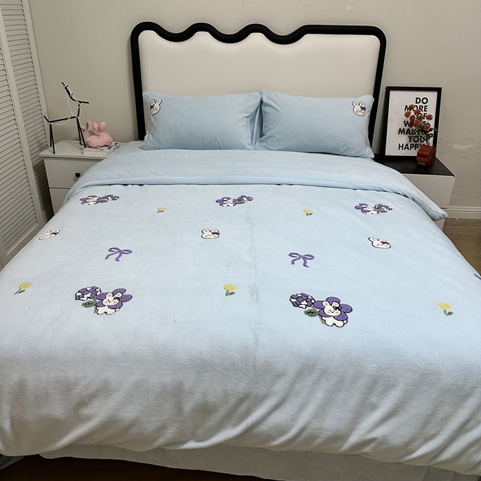 91家纺网 家纺一手货源 找家纺 米瑞娜 2024新款纯色毛巾绣牛奶绒四件套 安妮宝贝-蓝