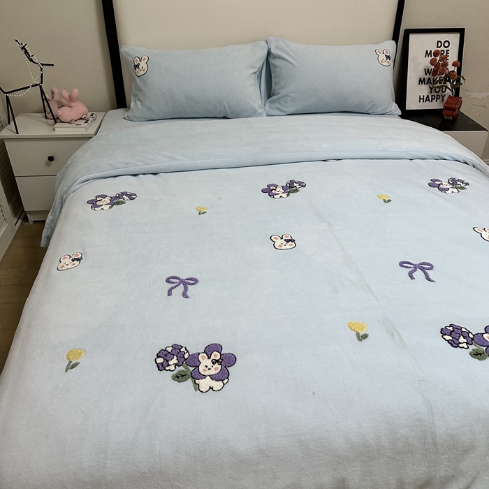 91家纺网 家纺一手货源 找家纺 米瑞娜 2024新款纯色毛巾绣牛奶绒四件套 安妮宝贝-蓝