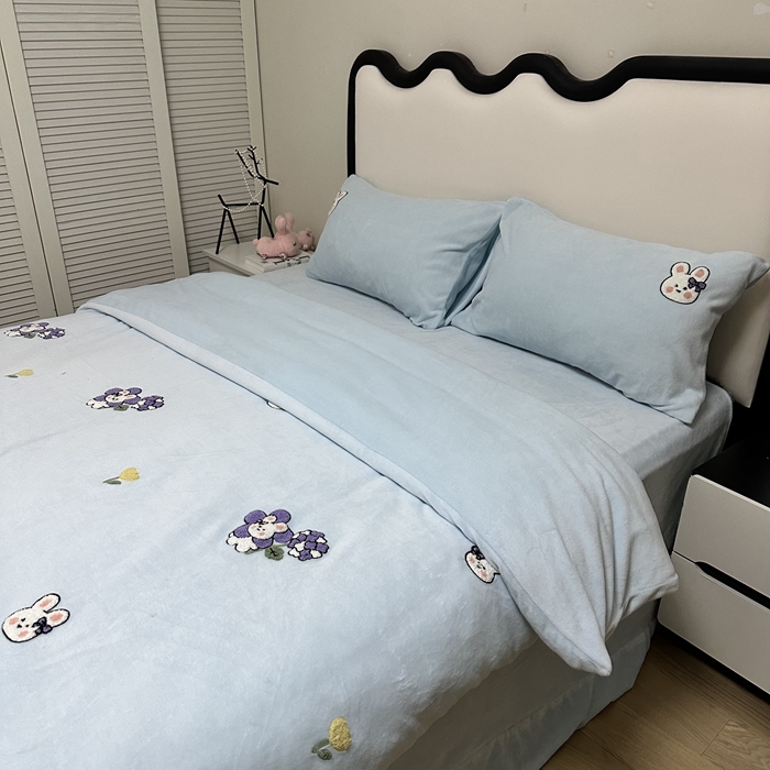 91家纺网 家纺一手货源 找家纺 米瑞娜 2024新款纯色毛巾绣牛奶绒四件套 安妮宝贝-蓝