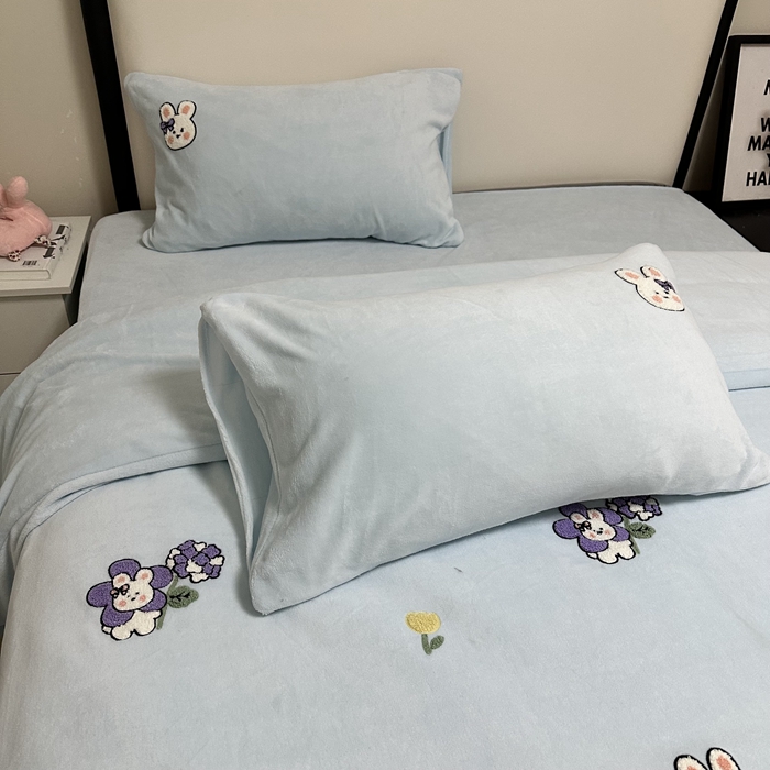 91家纺网 家纺一手货源 找家纺 米瑞娜 2024新款纯色毛巾绣牛奶绒四件套 安妮宝贝-蓝