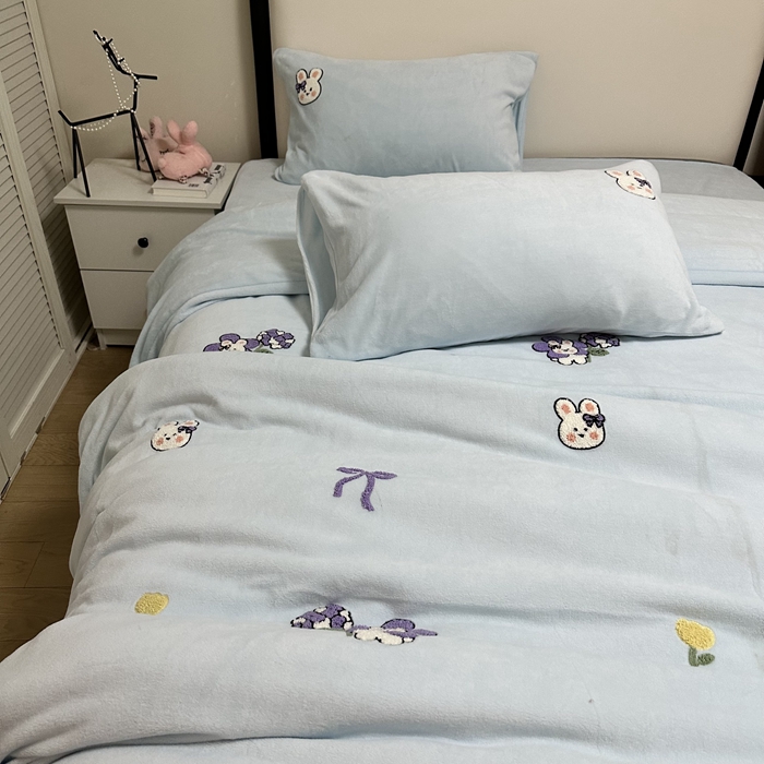 91家纺网 家纺一手货源 找家纺 米瑞娜 2024新款纯色毛巾绣牛奶绒四件套 安妮宝贝-蓝