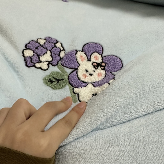 91家纺网 家纺一手货源 找家纺 米瑞娜 2024新款纯色毛巾绣牛奶绒四件套 安妮宝贝-蓝