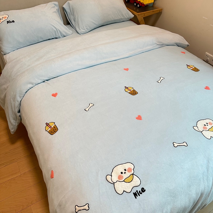 91家纺网 家纺一手货源 找家纺 米瑞娜 2024新款纯色毛巾绣牛奶绒四件套 皮皮狗-蓝