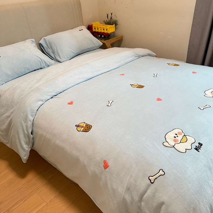 91家纺网 家纺一手货源 找家纺 米瑞娜 2024新款纯色毛巾绣牛奶绒四件套 皮皮狗-蓝