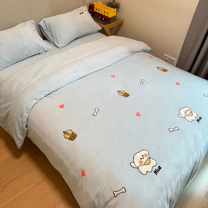 91家纺网 家纺一手货源 找家纺 米瑞娜 2024新款纯色毛巾绣牛奶绒四件套 皮皮狗-蓝