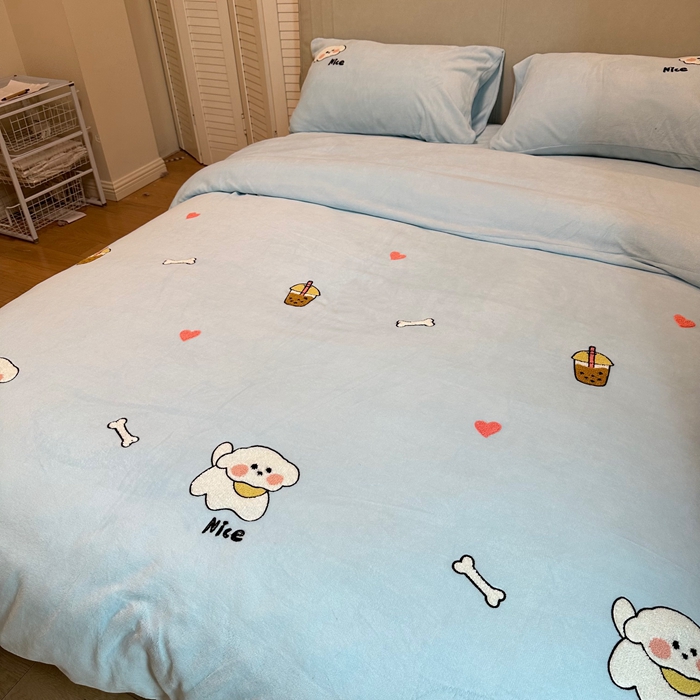 91家纺网 家纺一手货源 找家纺 米瑞娜 2024新款纯色毛巾绣牛奶绒四件套 皮皮狗-蓝