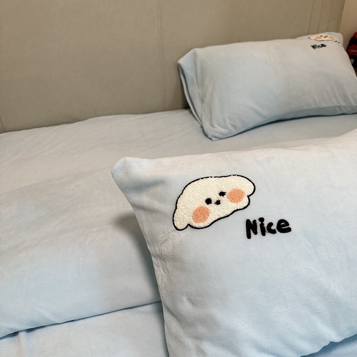 91家纺网 家纺一手货源 找家纺 米瑞娜 2024新款纯色毛巾绣牛奶绒四件套 皮皮狗-蓝