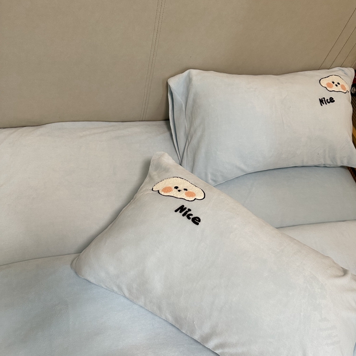 91家纺网 家纺一手货源 找家纺 米瑞娜 2024新款纯色毛巾绣牛奶绒四件套 皮皮狗-蓝