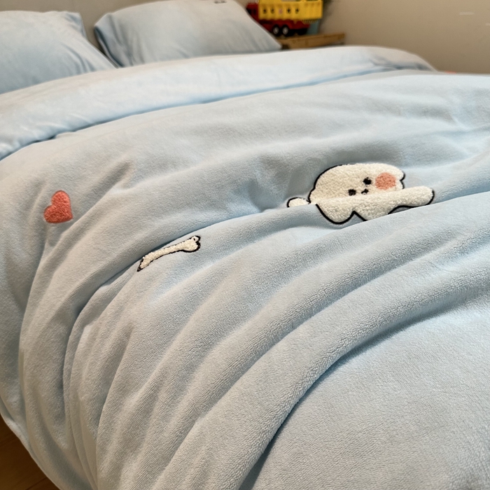 91家纺网 家纺一手货源 找家纺 米瑞娜 2024新款纯色毛巾绣牛奶绒四件套 皮皮狗-蓝