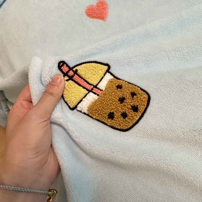 91家纺网 家纺一手货源 找家纺 米瑞娜 2024新款纯色毛巾绣牛奶绒四件套 皮皮狗-蓝