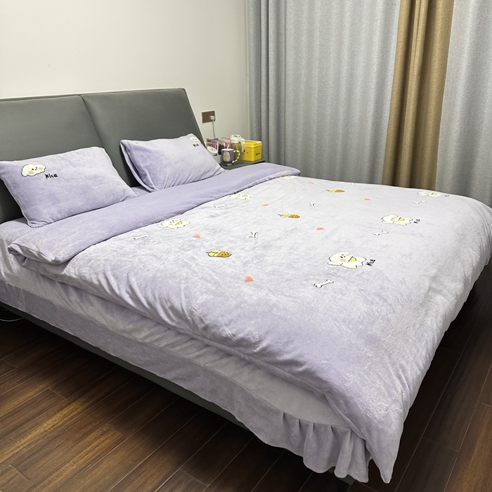 91家纺网 家纺一手货源 找家纺 米瑞娜 2024新款纯色毛巾绣牛奶绒四件套 皮皮狗-紫