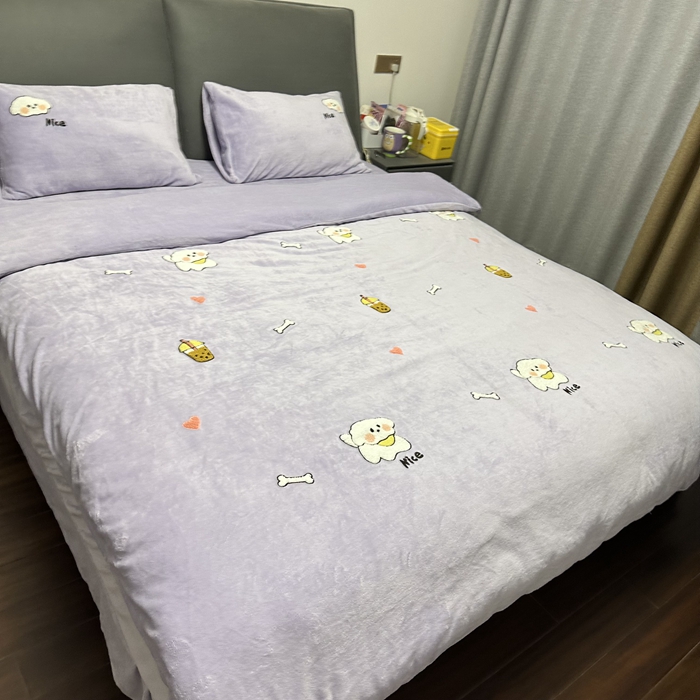 91家纺网 家纺一手货源 找家纺 米瑞娜 2024新款纯色毛巾绣牛奶绒四件套 皮皮狗-紫