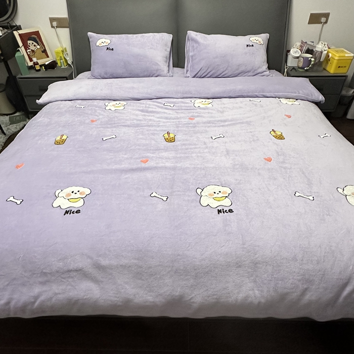 91家纺网 家纺一手货源 找家纺 米瑞娜 2024新款纯色毛巾绣牛奶绒四件套 皮皮狗-紫