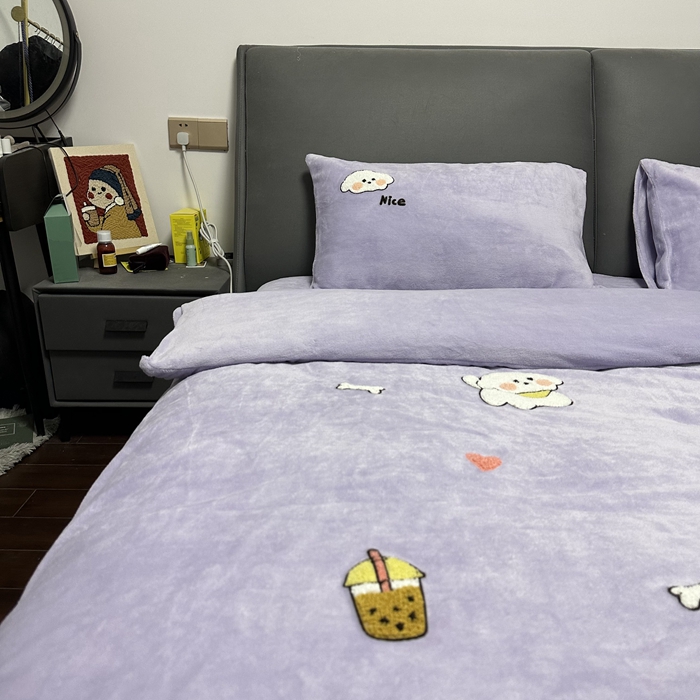 91家纺网 家纺一手货源 找家纺 米瑞娜 2024新款纯色毛巾绣牛奶绒四件套 皮皮狗-紫