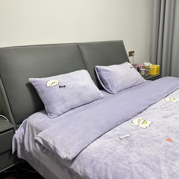 91家纺网 家纺一手货源 找家纺 米瑞娜 2024新款纯色毛巾绣牛奶绒四件套 皮皮狗-紫